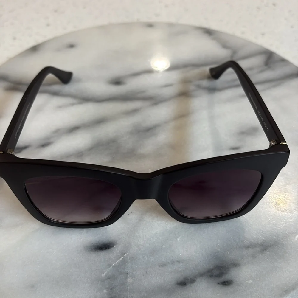 DIFF Black DIFF EYEWEAR Rhys Sunglasses - Picture 6 of 8